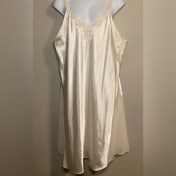 🤍Elegant Ivory Satin Peignoir Set - Robe and Gown - Picture 3 of 11